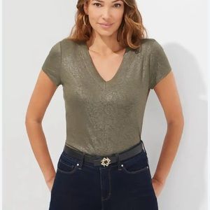 White House Black Market V neck Shimmer Tee in Green. Size M. new with tags